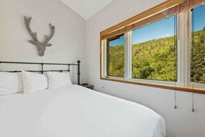 Iron/ironing board, travel cot, WiFi, bed sheets - The Charter at Beaver Creek D455 (Beaver Creek)