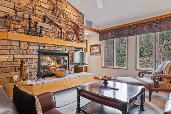 Televisie en een open haard