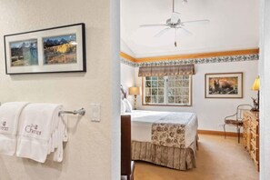 Tabla de planchar con plancha, cuna de viaje, wifi y ropa de cama