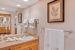 Amenidades de baño gratuitas, secadora de cabello, toallas 