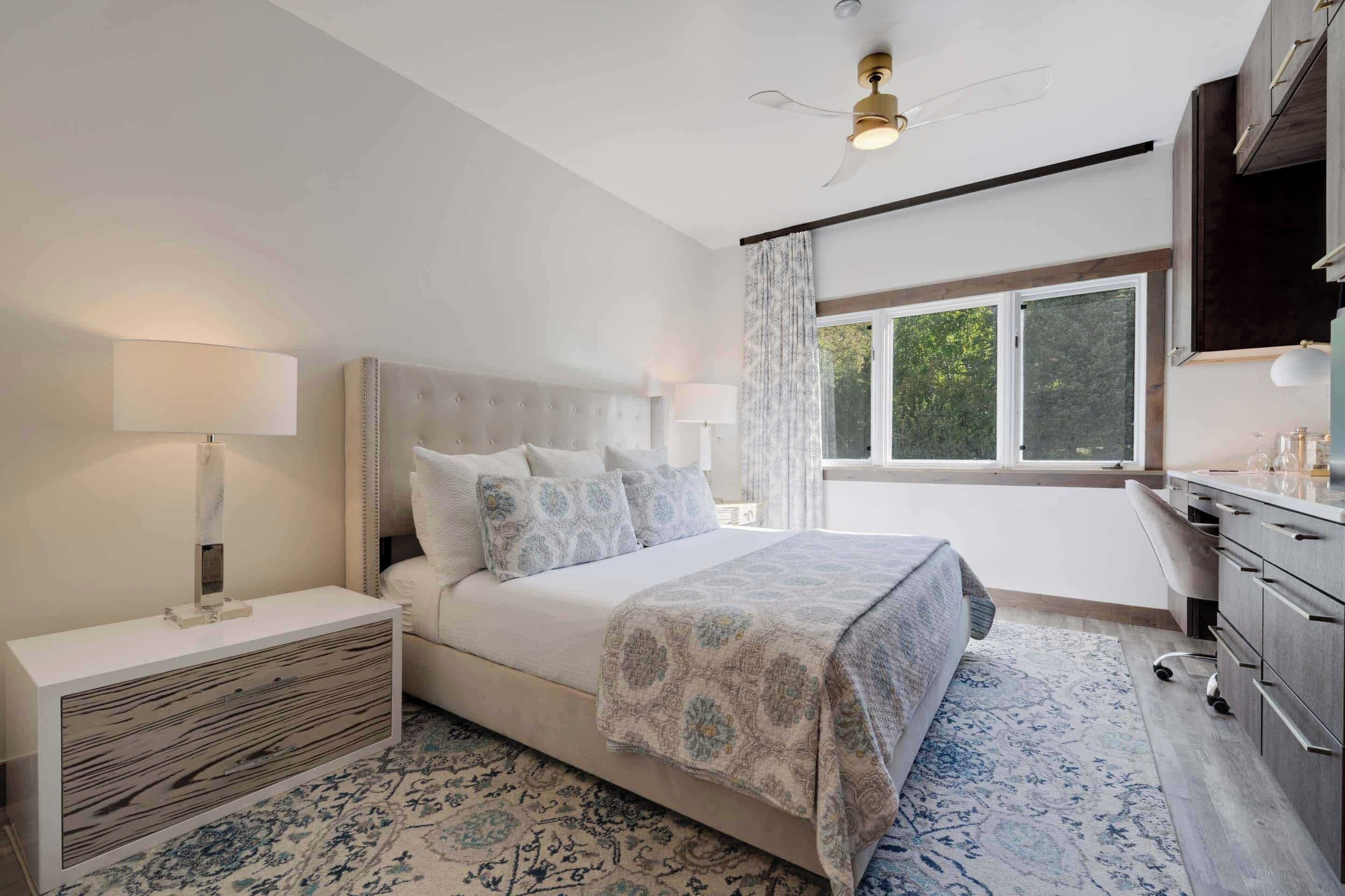 Een strijkplank/strijkijzer, reisbedje, wifi, beddengoed