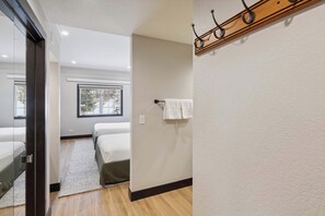 Bügeleisen/Bügelbrett, Reisekinderbett, WLAN, Bettwäsche