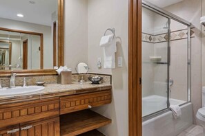 Gratis toiletartikelen, een haardroger, handdoeken