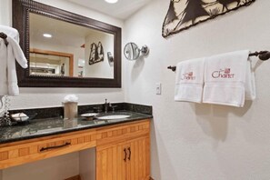 Amenidades de baño gratuitas, secadora de cabello, toallas 