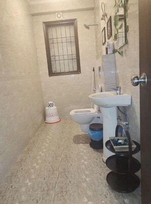 Shower - Green Theme room with Terrace in 3bhk near Saket (New Delhi)