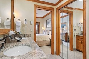Articles de toilette gratuits, sèche-cheveux, serviettes fournies