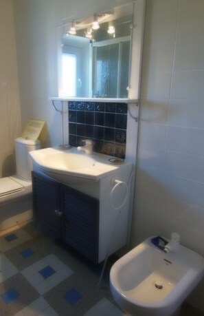 Ensemble douche/baignoire, bidet