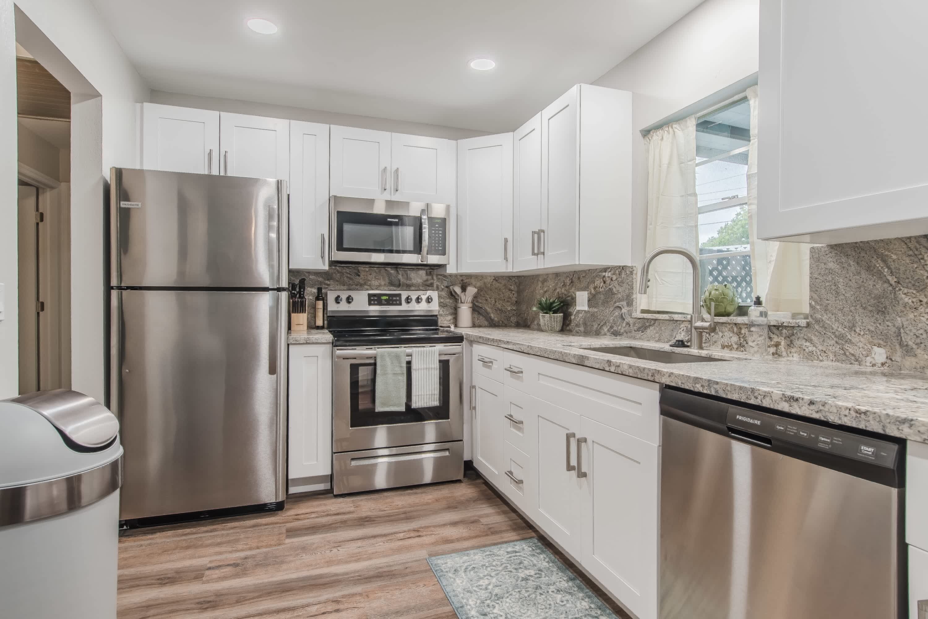 Refrigerador, microondas, horno y parrilla de estufa 