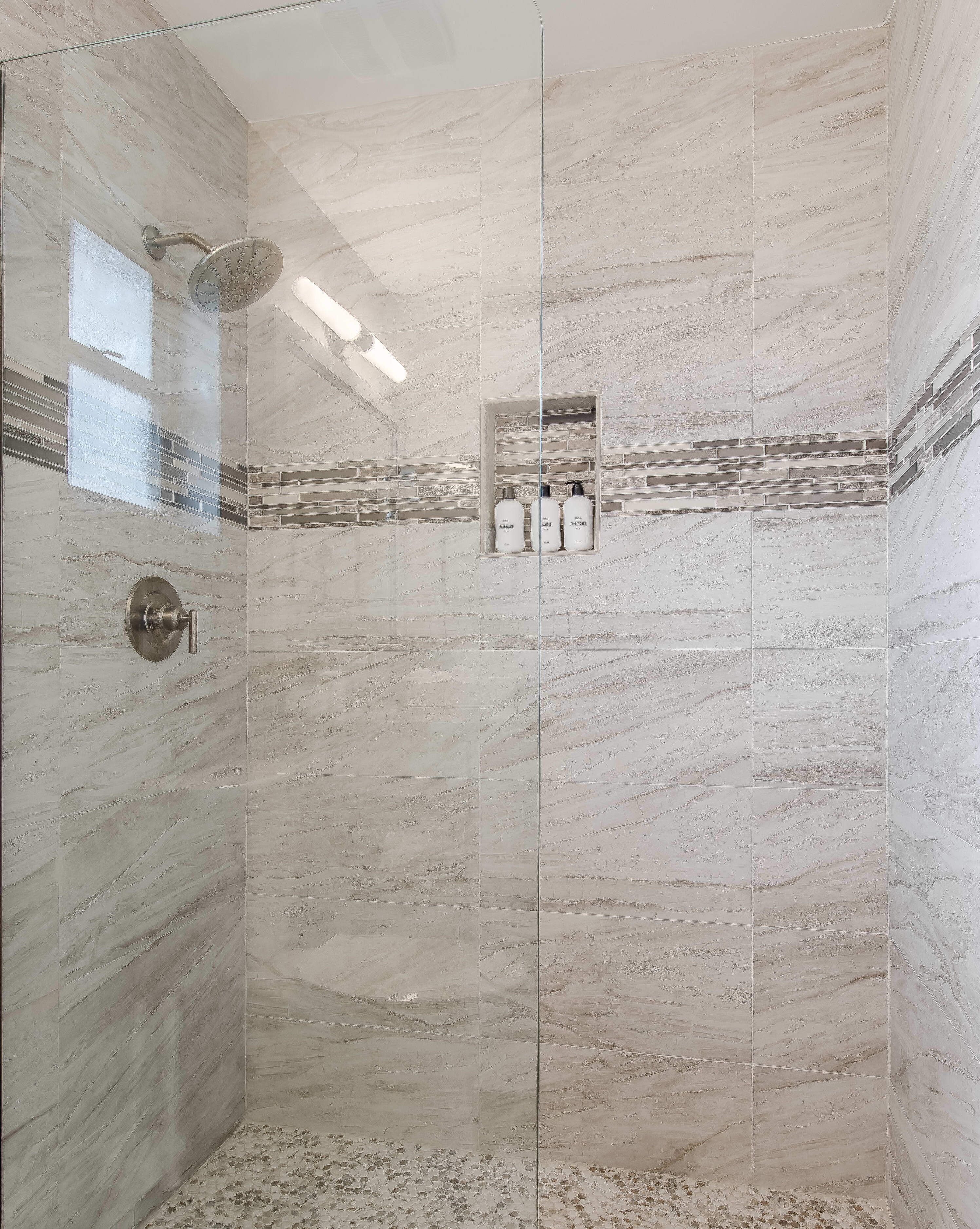 Ensemble douche/baignoire, sèche-cheveux, serviettes fournies
