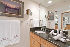 Articles de toilette (gratuits), séchoir à cheveux, serviettes fournies