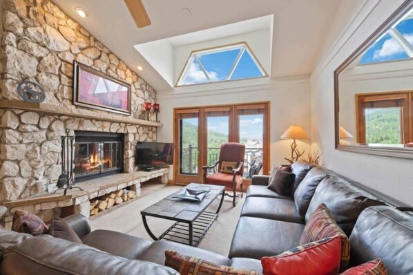 Televisión, chimenea