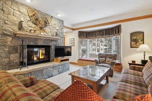 Televisión y chimenea 