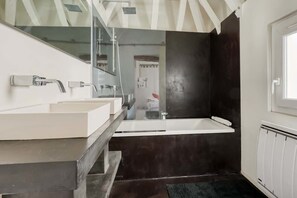 Badewanne, Haartrockner, Handtücher