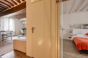 1 Schlafzimmer, Schreibtisch, Bügeleisen/Bügelbrett, Reisekinderbett