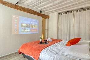 1 Schlafzimmer, Schreibtisch, Bügeleisen/Bügelbrett, Reisekinderbett