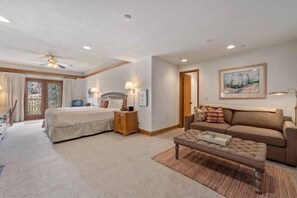 Tabla de planchar con plancha, cuna de viaje, wifi y ropa de cama