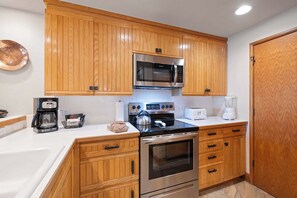 Fridge, oven, stovetop, dishwasher - The Charter at Beaver Creek C040 (Beaver Creek)
