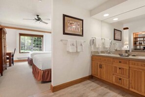 Iron/ironing board, travel cot, WiFi, bed sheets - The Charter at Beaver Creek C035 (Beaver Creek)