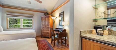 Travel crib, WiFi, bed sheets