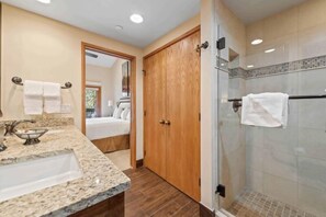 Free toiletries, hair dryer, towels - The Charter at Beaver Creek B420 (Beaver Creek)