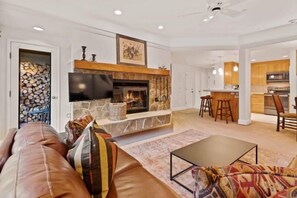 TV, fireplace - The Charter at Beaver Creek B330 (Beaver Creek)