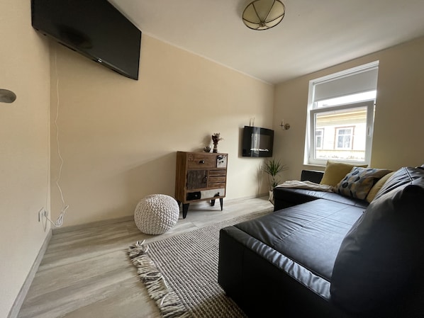 Apartemen | 2 kamar tidur, setrika/meja setrika, dan Wi-Fi gratis