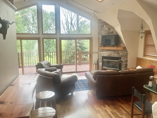 TV, fireplace, printers - Fun and Peaceful (Clymer)