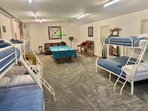 5 bedrooms, desk, free WiFi, bed sheets