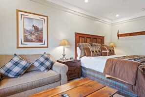 Strykjärn/strykbräda, resesäng, wi-fi och sängkläder