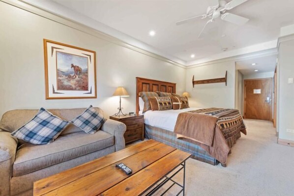 Bügeleisen/Bügelbrett, Reisekinderbett, WLAN, Bettwäsche