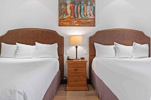 Tabla de planchar con plancha, cuna de viaje, wifi y ropa de cama