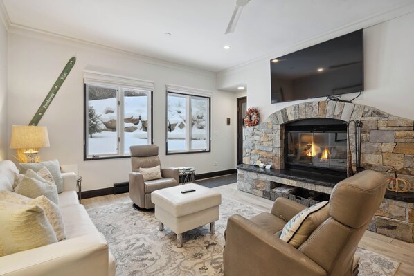 TV, fireplace