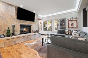 Televisie en een open haard