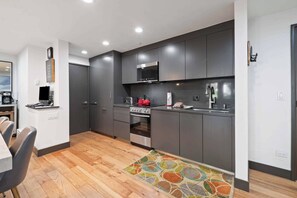 Een koelkast, een microgolfoven, een oven, een kookplaat