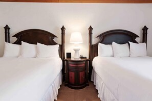 Tabla de planchar con plancha, cuna de viaje, wifi y ropa de cama 