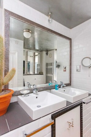 Bathroom - Quirky 2 Bedroom Apartment in Elephant and Castle (London)