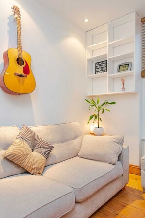 Appartamento Basic, letti multipli | Soggiorno | TV