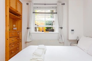 2 habitaciones, tabla de planchar con plancha y ropa de cama 
