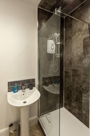 Apartment, 1 King Bed with Sofa bed | Bathroom | Shower, towels