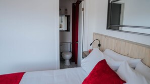 Deluxe Double Room | Bathroom