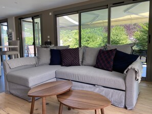 TV connectée, lecteur de DVD, livres