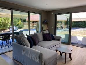 TV connectée, lecteur de DVD, livres