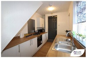 Réfrigérateur, four, plaque de cuisson, grille-pain