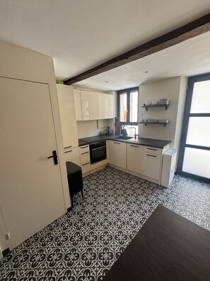 Réfrigérateur, un four, surface de cuisson, lave-vaisselle