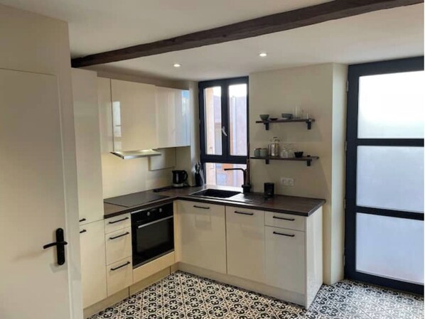 Réfrigérateur, un four, surface de cuisson, lave-vaisselle