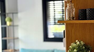 Smart-tv, boeken, een filmbibliotheek en een stereo