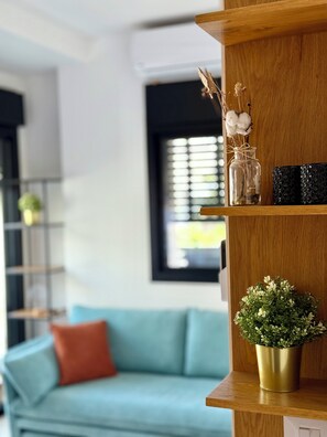 TV connectée, livres, vidéothèque, chaîne hi-fi