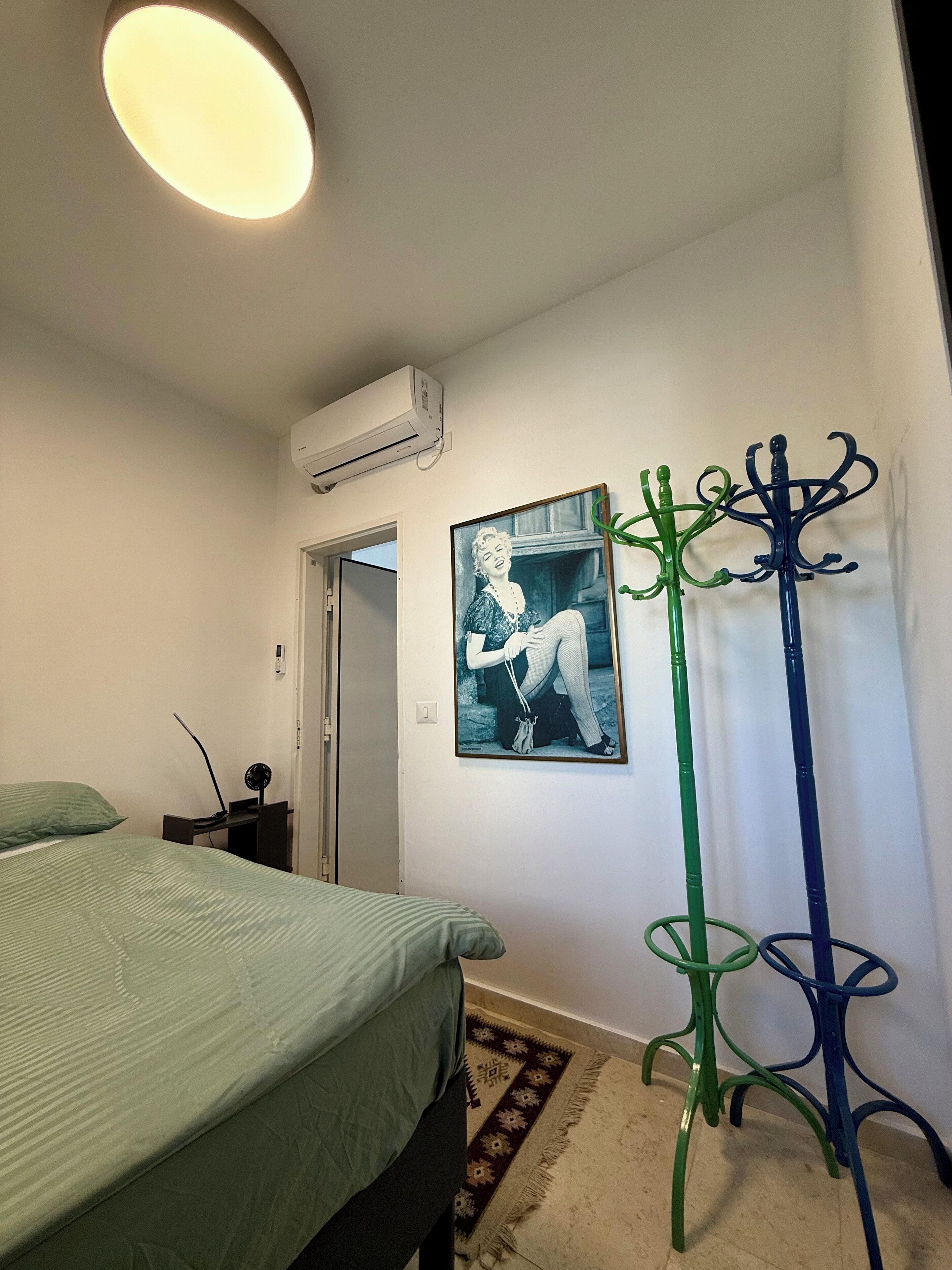 1 slaapkamer, een bureau, geluiddichte muren