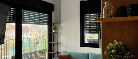 Smart-tv, böcker, ett filmbibliotek och en stereo