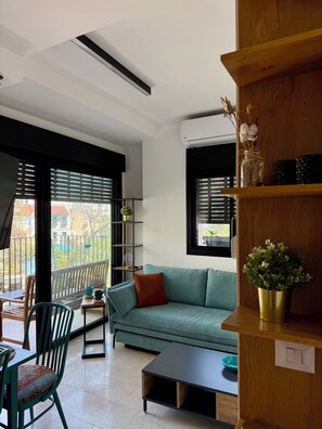 Smart TV, books, video library, stereo
